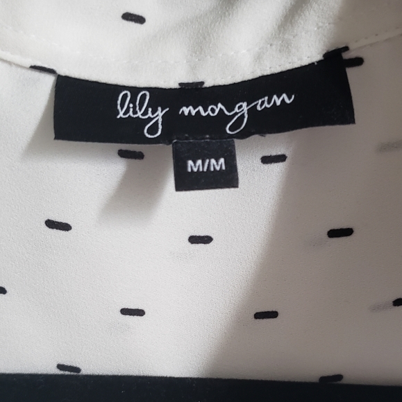 Flowy top. Elegant. Flatters all body types! - Picture 3 of 4